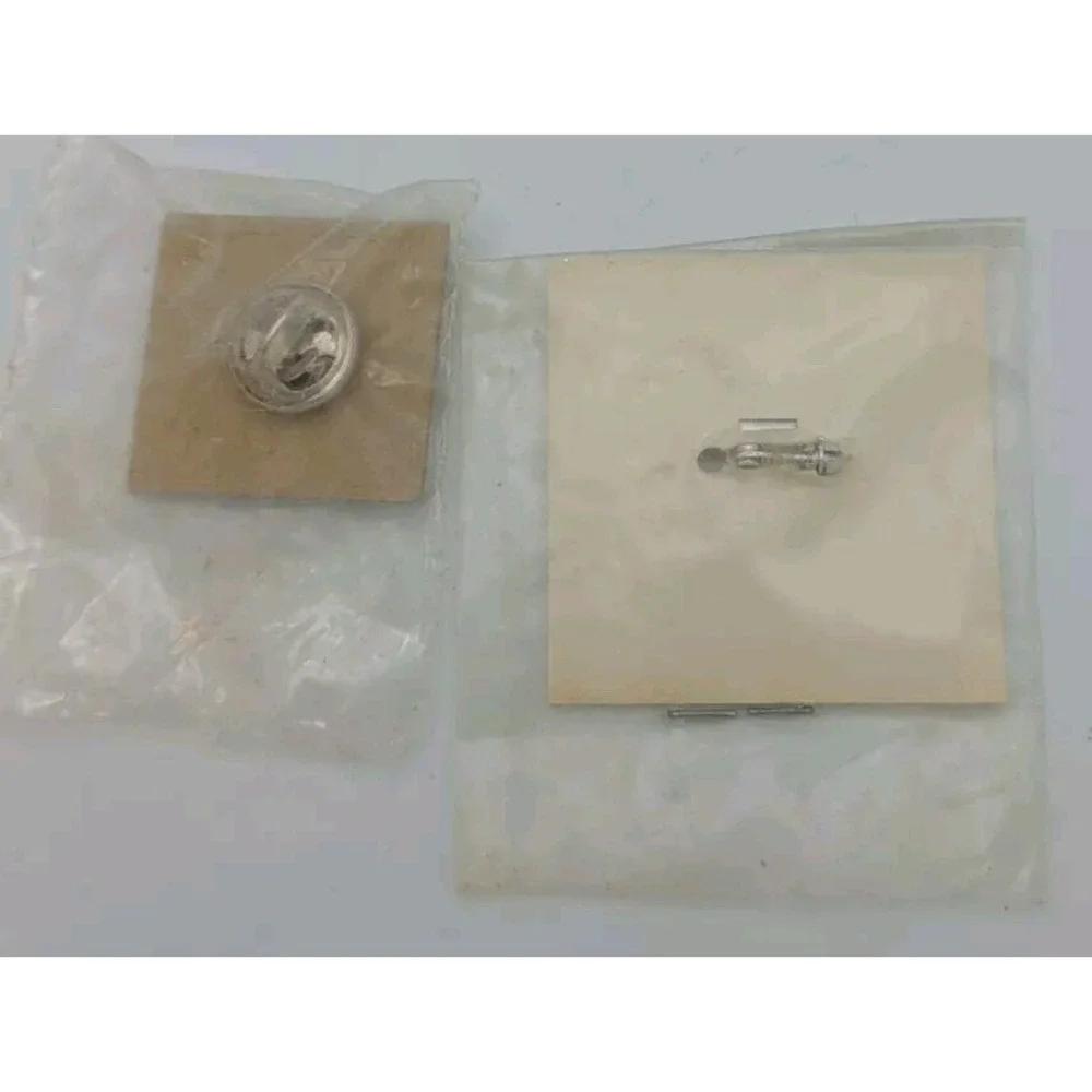 2 Realtor‎ Associate Pins Vintage R Logo Lapel Pin Tie Tack Silver Blue Unused